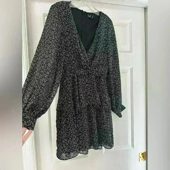 Lulu’s Black And White Floral Print
Twist-Front Mini Dress Size Small‎ - Picture 6 of 12